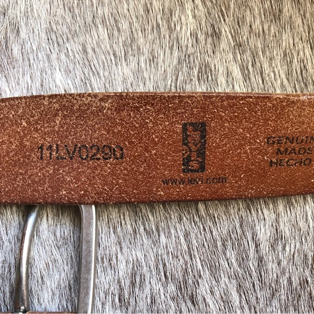 Levi’s casual brown leather belt intentionally distressed silver buckle 44